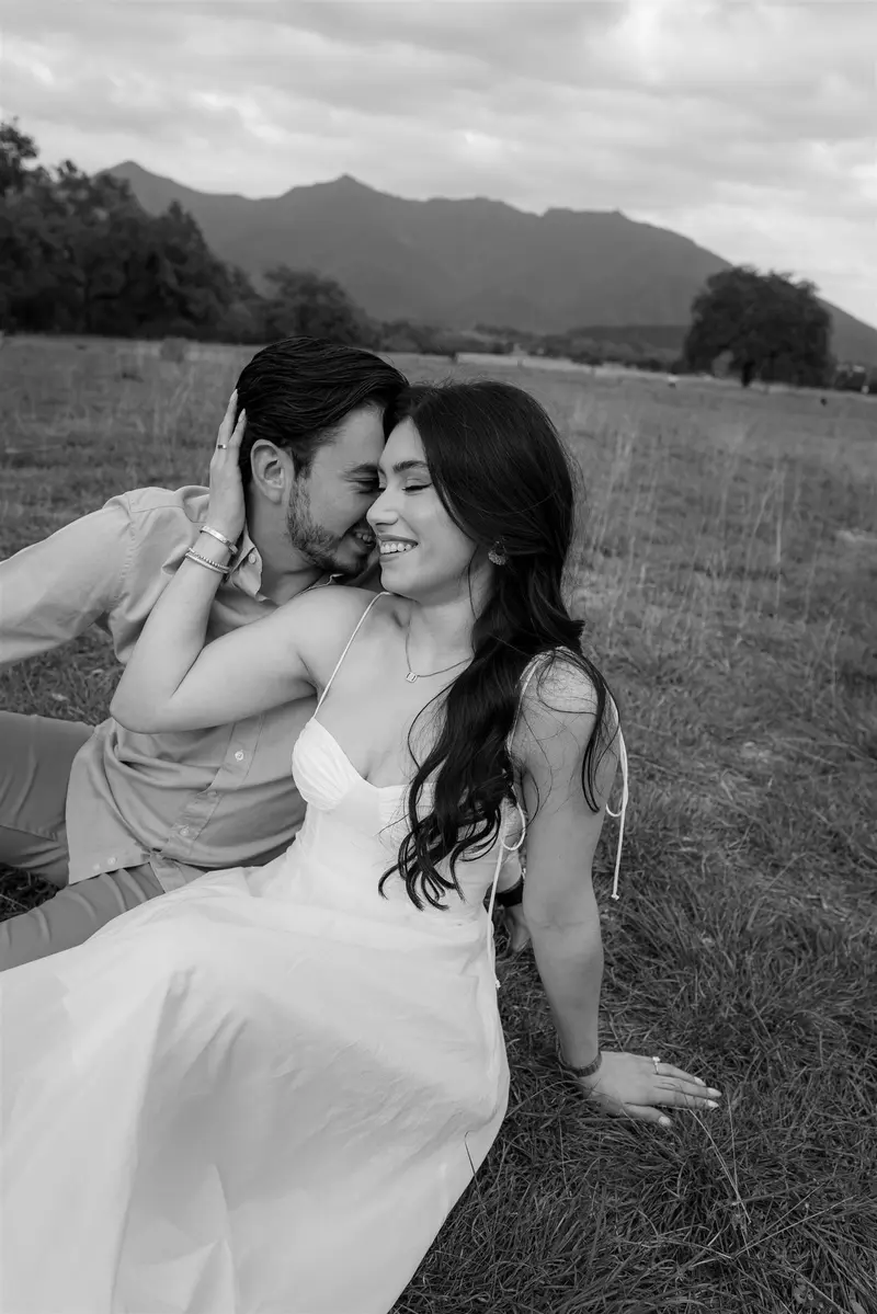 Katia y Jesús sentados en el pasto